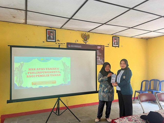 Penyerahan Simbolis Lealflet "Hak Atas Tanah & Perlindungannya Bagi Pemilik Tanah" kepada Perwakilan Perangkat Desa Wonoharjo. 08/08/2024.