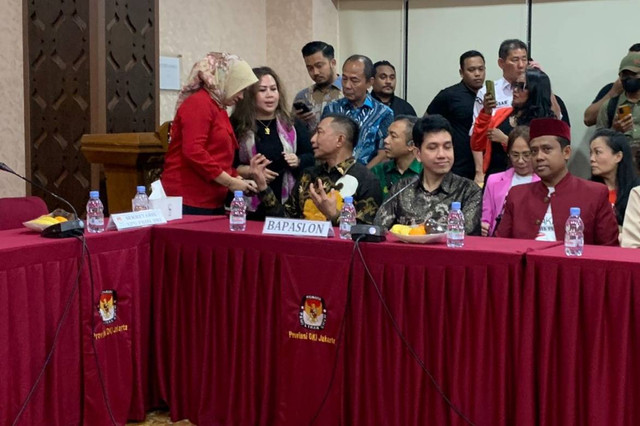 Bakal calon independen Pilgub Jakarta, Dharma Pongrekun dan Kun Wardana hadiri rapat pleno penetapan pasangan calon independen di kantor KPU Jakarta, Senin (19/8/2024). Foto: Luthfi Humam/kumparan