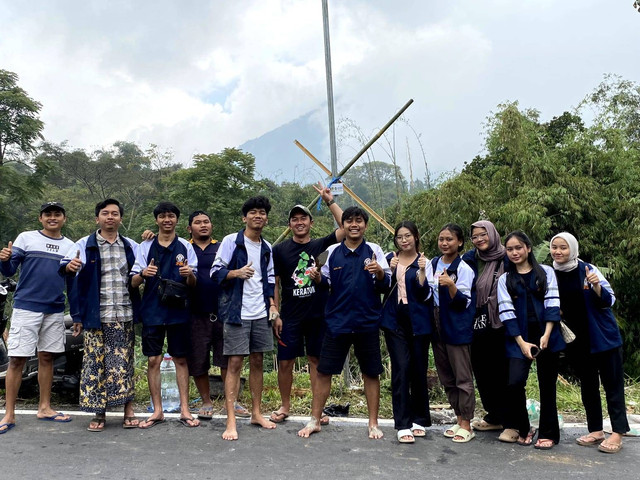 TIM KKN UNDIP foto bersama dengan masyarakat sekitar. Sumber: Dokumentasi Penulis