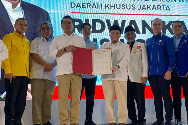 Deklarasi dan penandatangan surat oleh ke-12 sekjen partai politik pengusung Ridwan Kamil dan Suswono di Pilgub DKI Jakarta 2024, Senin (19/8/2024). Foto: Abid Raihan/kumparan