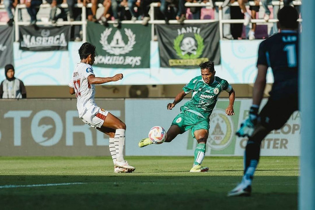 PSS Sleman melawan Persik Kediri pada pertandingan Liga 1 di Stadion Manahan, Solo, Senin (19/8/2024). Foto: Instagram/@pssleman