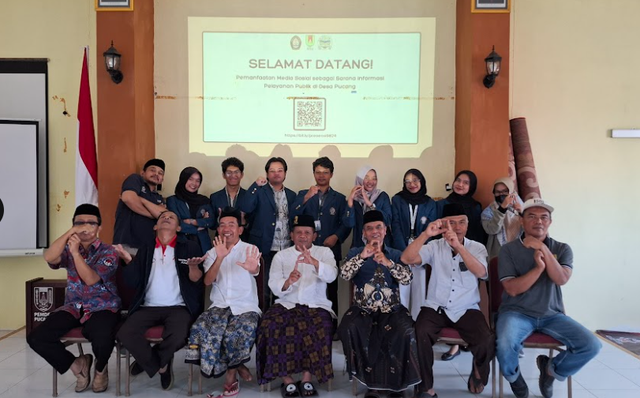 Foto bersama setelah pemaparan materi pemanfaatan medsos di Desa Pucang