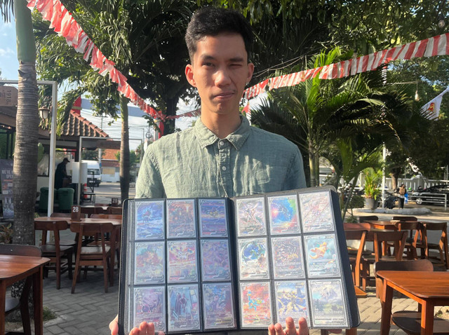 Seorang kolektor kartu Pokemon yang punya album koleksi senilai Rp 50 jutaan bernama James Fandi. Foto: Nawalre Bujanadi/Pandangan Jogja