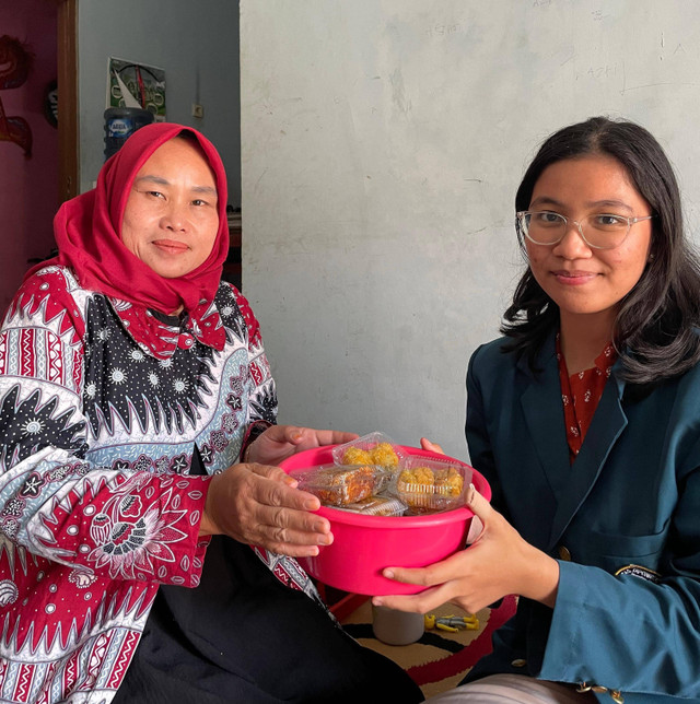 Penyerahan Menu PMT Nugget Ayam Sayur untuk balita Posyandu Melati 4 Desa Muneng oleh Mahasiswa KKN Univerisitas Diponegoro - Dokumen Pribadi