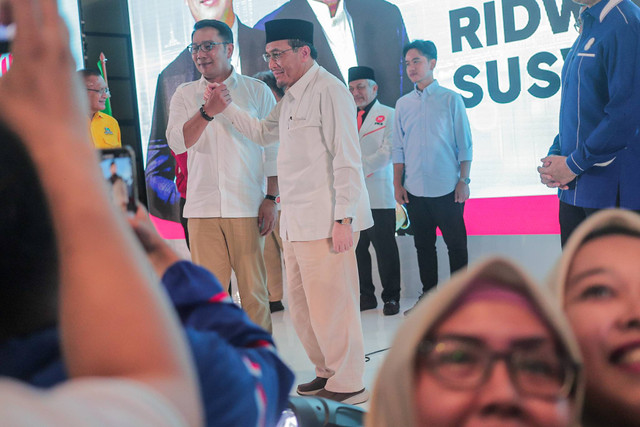 Bakal Calon Gubernur Jakarta dan Wakil Gubernur Jakarta Ridwan Kamil dan Suswono berjabat tangan saat deklarasi untuk Pilgub Jakarta 2024 di Hotel Sultan, Jakarta, Senin (19/8/2024). Foto: Iqbal Firdaus/kumparan