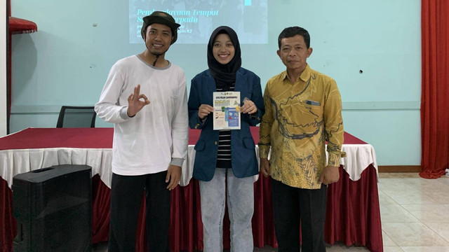 Foto bersama Bapak Lurah dan perangkat desa.