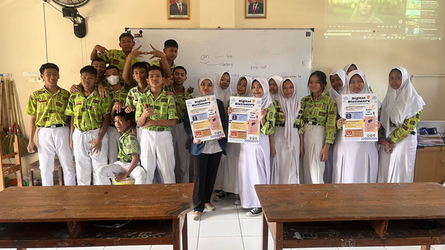 Mahasiswa KKN Undip berfoto bersama para siswa kelas 9E SMPN 17 Surakarta usai memaparkan materi mengenai Kamus Digital (31/7)