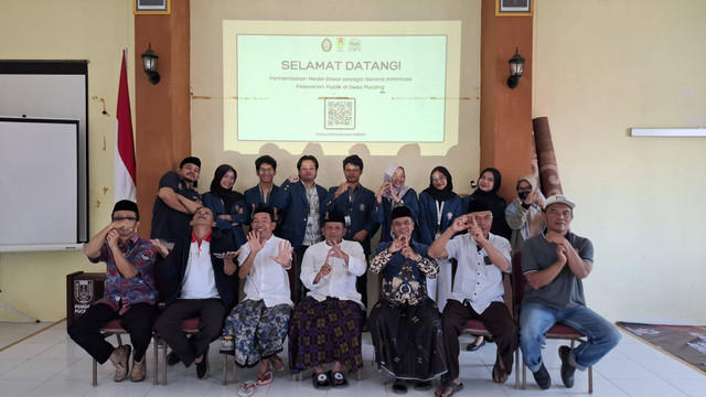 Foto bersama dengan perangkat desa setelah pelaksanaan program kerja di Balai Desa Pucang