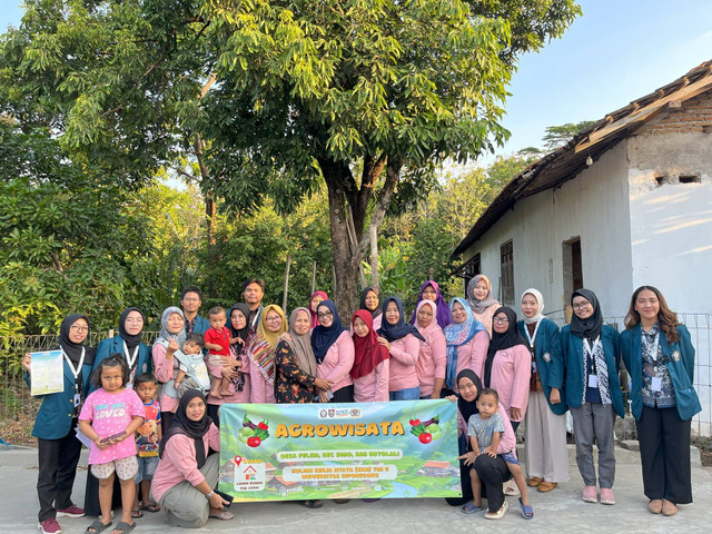 Berfoto bersama ibu-ibu PKK dalam peresmian program peresmian agrowisata