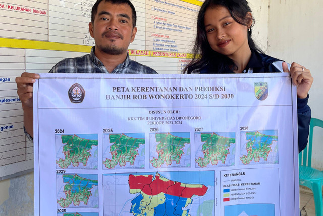 Pronisa, Kepala Desa Tratebang (kiri) dan Lily Anggraeni Wijaya, mahasiswi KKN UNDIP Tim II Periode 2023/2024 (kanan) dalam penyerahan peta kerentanan dan prediksi banjir rob.