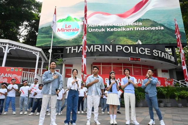 Sejumlah musisi dan atlet menyanyikan Bagimu Negeri dengan kolaborasi epik bersama Le Minerale di car free day (CFD) Jakarta, Minggu (18/8). Foto: Dok. Le Minerale