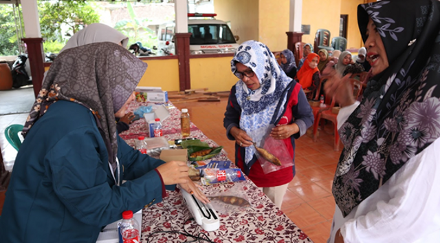 Kamis (25/07/2024), Dokumentasi Pelaksanaan Program Kerja tentang Teknik Pengasapan Ikan Menggunakan Asap Cair