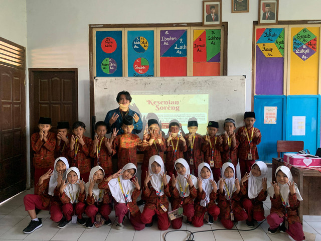 Mengenal Kesenian Lokal Tari “Sorèng” Bersama Anak Kelas 3 SDN 1 Muneng