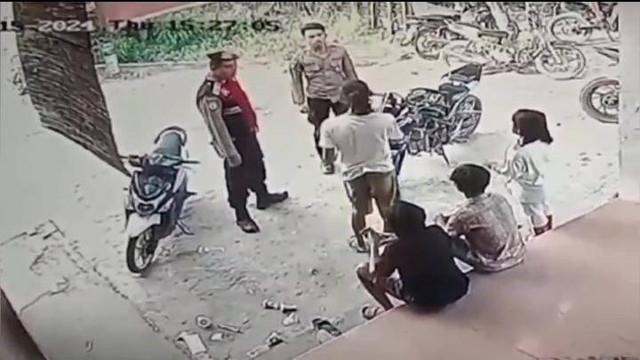 Tangkap layar CCTV saat oknum Polisi yang menampar warga di Mesuji Lampung. | Foto: Dok Istimewa