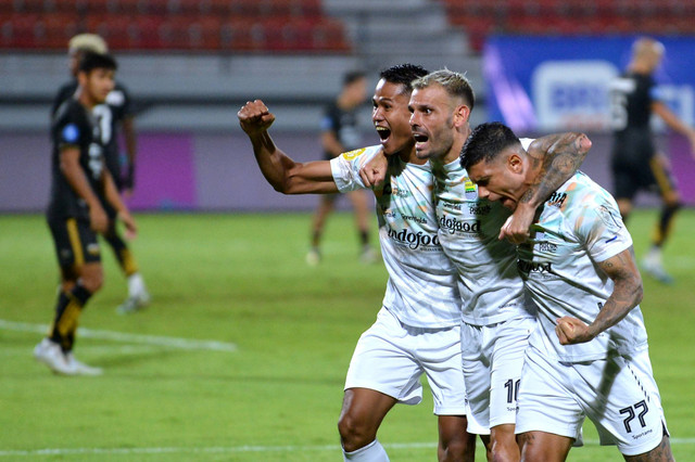 Selebrasi pemain Persib Bandung usai mencetak gol ke gawang Dewa United pada pertandingan Liga 1 di Stadion Kapten I Wayan Dipta Gianyar, Bali, Senin (19/8/2024). Foto: Fikri Yusuf/ANTARA FOTO