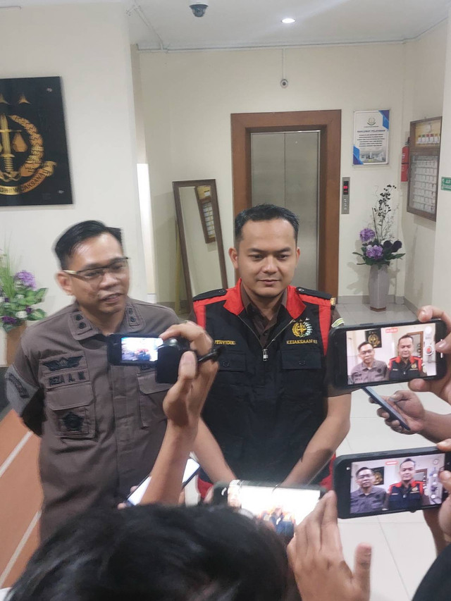 Kasi Pidsus Kejari Bojonegoro Aditia Sulaeman SH (kiri), saat beri keterangan kepada awak media. Senin (19/08/2024) (Aset: Imam Nurcahyo/BeritaBojonegoro)