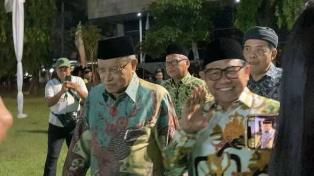 K.H Said Aqil Siradj bersama Ketua Umum PKB Muhaimin Iskandar menghadiri Pagelaran Wayang Kulit jelang Muktamar, Senin (19/8/2024). Foto: Alya Zahra/Kumparan