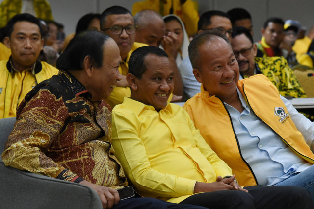 Menteri ESDM yang juga kader Partai Golkar Bahlil Lahadalia (tengah) saat mendaftarkan diri sebagai calon Ketua Umum Partai Golkar di Kantor DPP Partai Golkar, Jakarta, Senin (19/8/2024). Foto: Indrianto Eko Suwarso/ANTARA FOTO