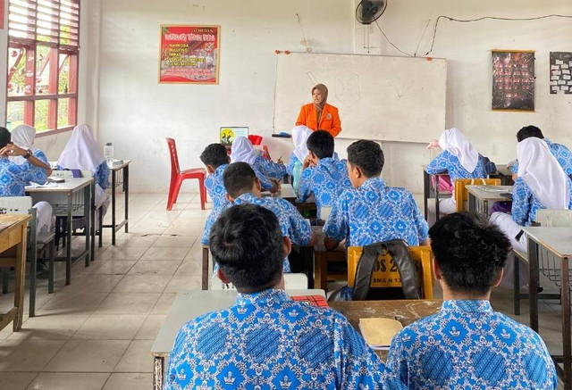 Suci Nengtyas mahasiswa Universitas Ahmad Dahlan (UAD) melakukan program mudik sekolah di SMA Jambi (Dok. Istimewa)