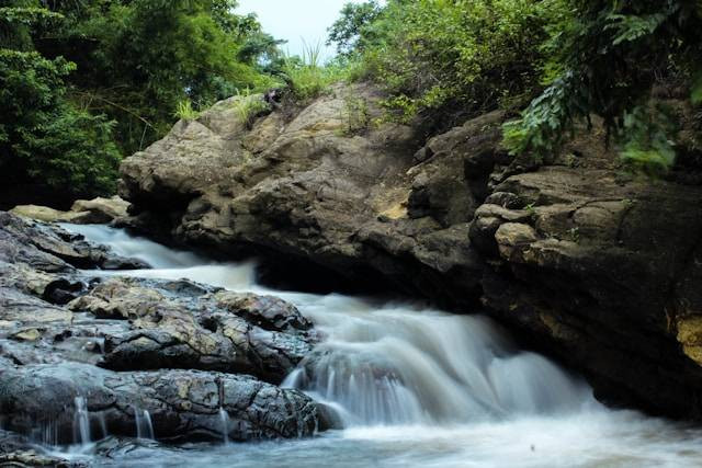 Wisata Alam Aik Nyet. Foto hanyalah ilustrasi, bukan tempat sebenanrnya. Sumber:unsplash/Rizal Setiya.