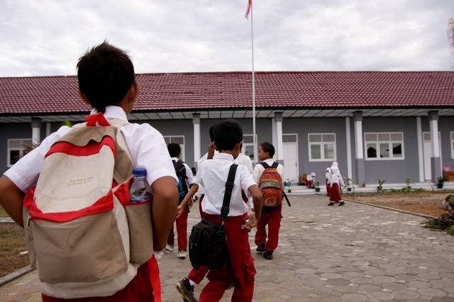 Ilustrasi membaca doa sebelum belajar di sekolah. Foto: shutterstock.com. 