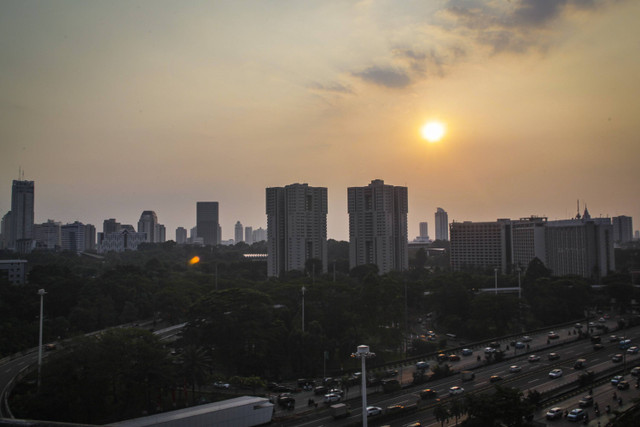 Suasana Gedung bertingkat di kawasan Semanggi, Jakarta, Senin (19/8/2024). Foto: Darryl Ramadhan/kumparan