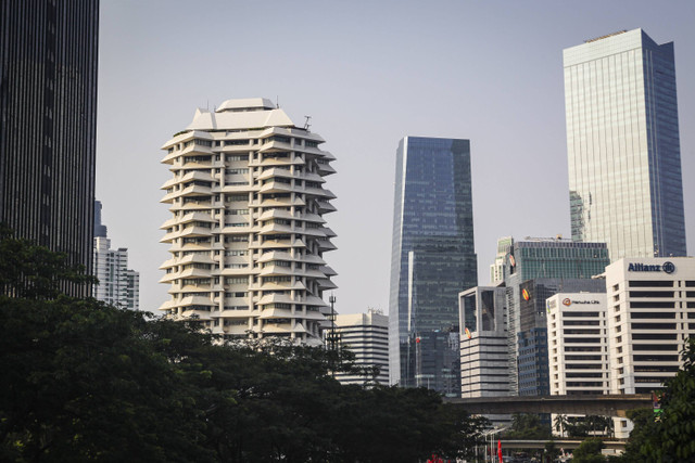 Suasana Gedung bertingkat di kawasan Jenderal Sudirman Jakarta, Senin (19/8/2024). Foto: Darryl Ramadhan/kumparan