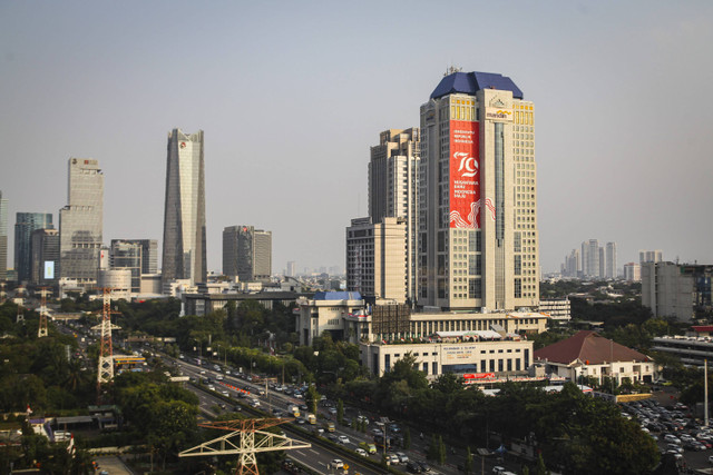 Sejumlah kendaraan melintas dengan latar belakang gedung bertingkat di Tol Dalam Kota, Semanggi, Jakarta, Senin (19/8/2024). Foto: Darryl Ramadhan/kumparan