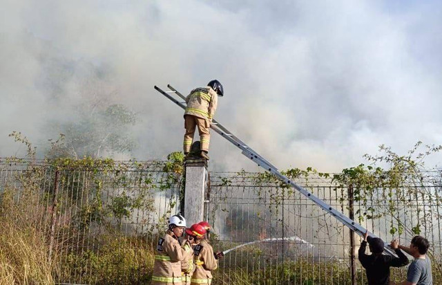 Petugas Pemadam Kebakaran dari Badan Penanggulangan Bencana Daerah (BPBD) Kabupaten Bantul melakukan pemadaman lahan yang terbakar di wilayah Padukuhan Cikal, Srimulyo, Piyungan, Bantul, Daerah Istimewa Yogyakarta (DIY), Senin sore (19/8/2024). Foto: Hadid H