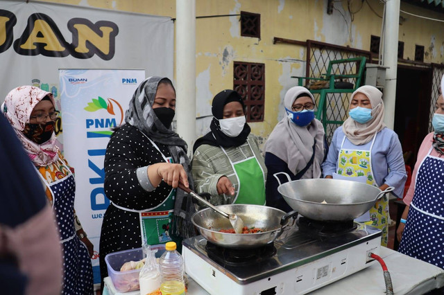 Pelatihan keterampilan yang dilakukan PNM kepada nasabah program Mekaar. (ist)