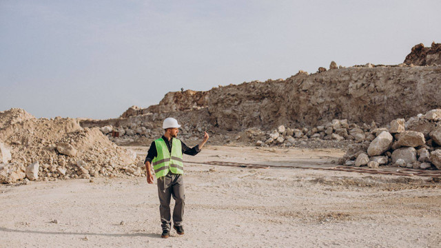 Melindungi Pekerja Tambang: Mencegah Silicosis dan TB. Image by freepik.com