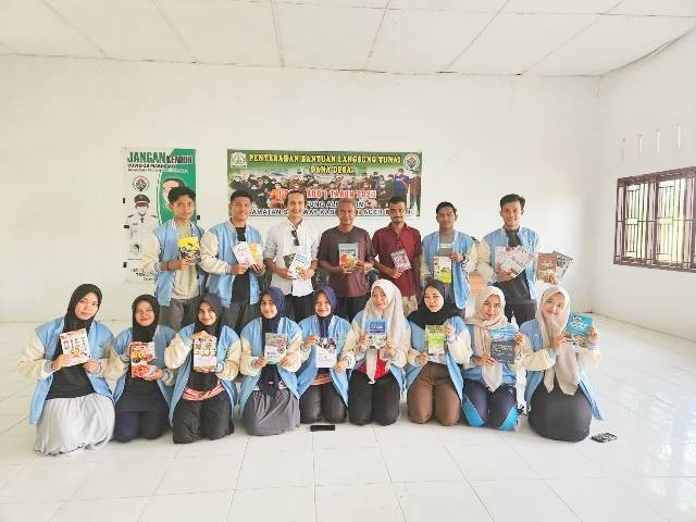 foto mahasiswa KKN Melayu Serumpun Posko 12 bersama pemerintah desa Alur Alim mengatur tata kelola manajemen perpustakaan yang baik di desa Alur Alim.