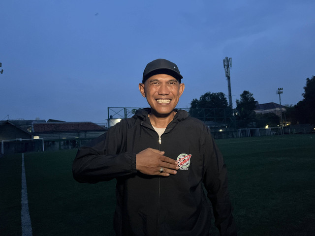 Coach Iswadi, pelatih Roket FC Putri. Foto: Aji Nugrahanto/kumparan