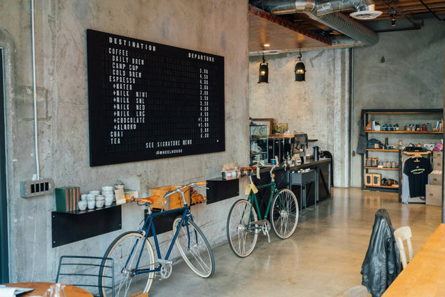 Cafe di Pondok Bambu. Foto hanya ilustrasi, bukan tempat sebenarnya. Sumber: unsplash.com/Roman Bozhko.