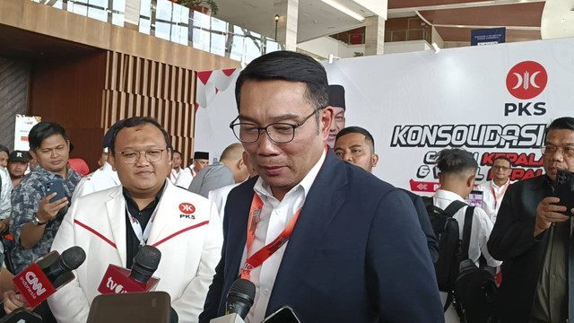 Bacagub DKI Jakarta, Ridwan Kamil tiba dalam Konsolidasi Nasional Cakada PKS di ICE BSD, Tangerang, Selasa (20/8/2024). Foto: Fadlan Nuril Fahmi/kumparan