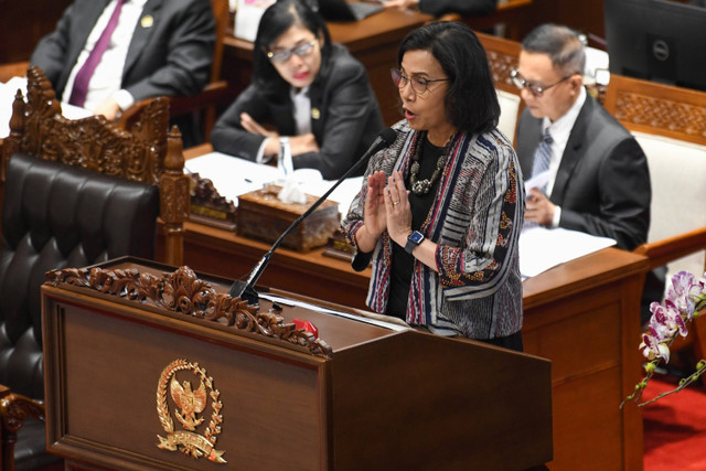 Menteri Keuangan Sri Mulyani Indrawati (kanan) menyampaikan tanggapan pemerintah saat rapat paripurna ke-2 Masa Persidangan I tahun sidang 2024-2025 DPR di kompleks Parlemen, Jakarta, Selasa (20/8/2024). Foto: Aditya Pradana Putra/ANTARA FOTO