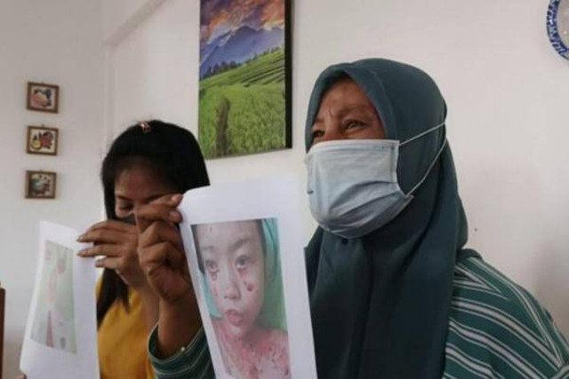 Ibu korban yang memperlihatkan foto anaknya, Foto : Ist