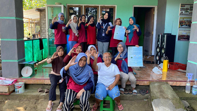 Foto bersama Kelompok Wanita Tani (KWT) dan Kelompok Ekonomi Perempuan (KEP) Desa Sidorejo, Kabupaten Magelang