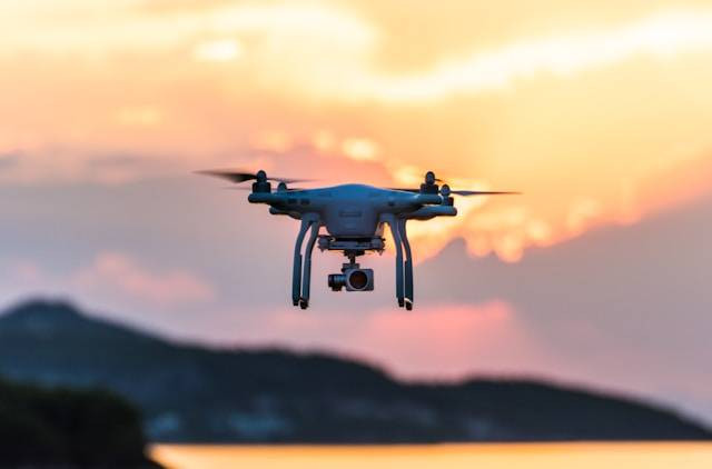 Ilustrasi fitur drone night vision DJI. Foto: Unsplash.com/Jason Mavrommatis 