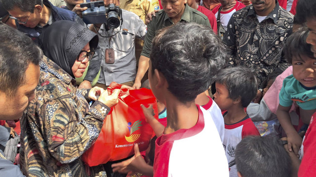 Menteri Sosial (Mensos) Tri Rismaharini mengunjungi dan menyalurkan bantuan ke Suku Anak Dalam (SAD) di Jambi, Selasa (20/8/2024). Foto: Annisa Thahira Madina/kumparan