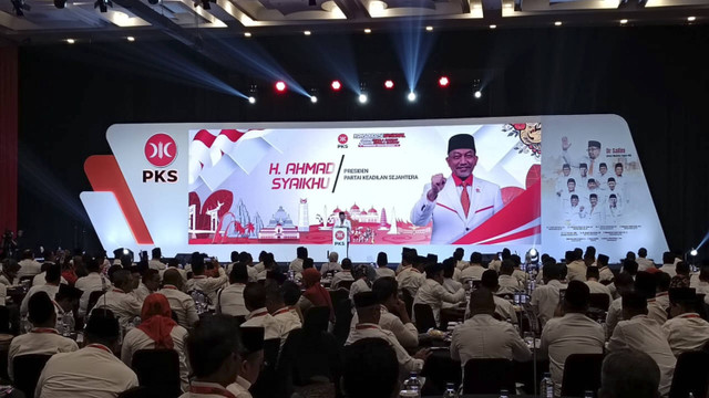 Presiden PKS, Ahmad Syaikhu menyampaikan sambutan dalam Konsolidasi Nasional Cakada dan Cawakada di ICE BSD, Tangerang, Selasa (20/8/2024). Foto: Fadlan Nuril Fahmi/kumparan