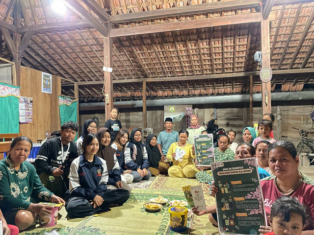 Foto Bersama Para Warga - Sumber : Dokumentasi Pribadi