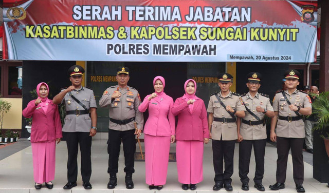 Foto bersama usai upacara serah terima jabata Kasat Binmas dan Kapolsek Sungai Kunyit. Foto: M. Zain/Hi!Pontianak