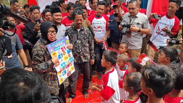 Mensos Tri Rismaharini berbincang dengan anak-anak Suku Anak Dalam di Jambi, Selasa (20/8/2024). Foto: Annisa Thahira Madina/kumparan