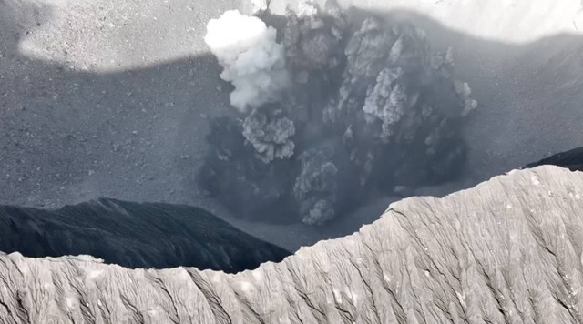 Kawah Gunung Dukono, 17 Agustus 2024. Dok: Muhammad Reza