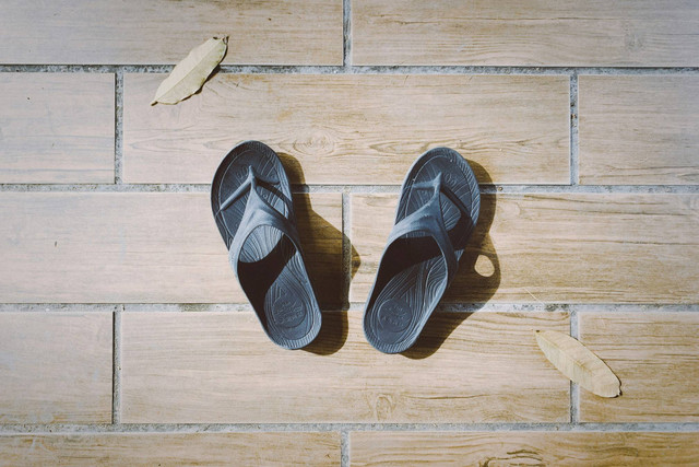 Ilustrasi Outfit Pria Pakai Sandal, sumber gambar: Unsplash/Kien Nguyen