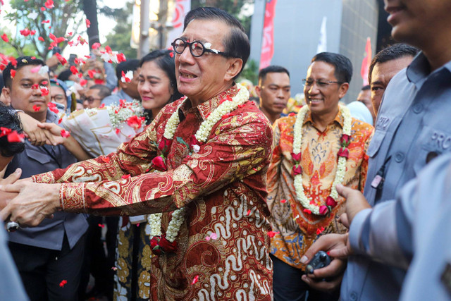 Pejabat lama Menkumham Yasonna Laoly dan Menkumham Supratman Andi Agtas saat upacara serah terima jabatan di Kantor Kemenkumham, Jakarta, Selasa (20/8/2024). Foto: Iqbal Firdaus/kumparan