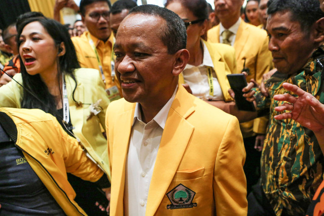 Calon Ketua Umum Partai Golkar Bahlil Lahadalia (tengah) berjalan menuju ruangan saat menghadiri Munas XI Partai Golkar di Jakarta Convention Center (JCC), Jakarta, Selasa (20/8/2024). Foto: Asprilla Dwi Adha/ANTARA FOTO