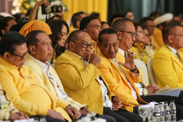 Calon Ketua Umum Partai Golkar Bahlil Lahadalia berbincang dengan Ketua Dewan Pembina DPP Partai Golkar Aburizal Bakrie saat menghadiri Munas XI Partai Golkar di Jakarta Convention Center (JCC), Jakarta, Selasa (20/8/2024). Foto: Asprilla Dwi Adha/ANTARA FOTO