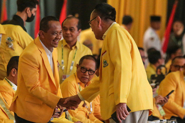 Calon Ketua Umum Partai Golkar Bahlil Lahadalia berjabat tangan dengan kader Partai Golkar saat pembukaan Munas XI Partai Golkar di Jakarta Convention Center (JCC), Jakarta, Selasa (20/8/2024). Foto: Asprilla Dwi Adha/ANTARA FOTO